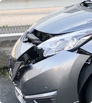 倒壊したブロック塀による自動車の破損